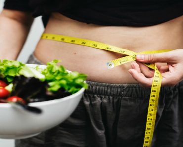 Dites adieux aux poignées d’amour ! 10 conseils pour vous aider à perdre du gras