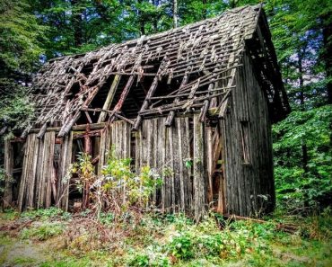 Un homme transforme un hangar abandonné en une magnifique cabane en rondins