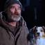 Un sans-abri et son chien entendent un cri. Ce qui se passe ensuite change sa vie à jamais !