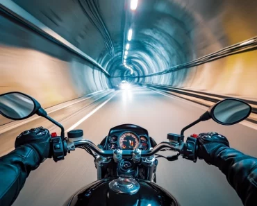Un motard dépasse 47 véhicules dans un tunnel suisse – et en paie le prix à vie