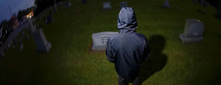 Après une étrange visite, une mère en deuil installe une caméra sur la tombe de son fils